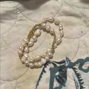 Elegant Gold and Pearl Bracelet